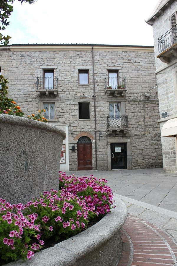 B&B Piazza Di L'Ara Tempio Pausania Exterior photo